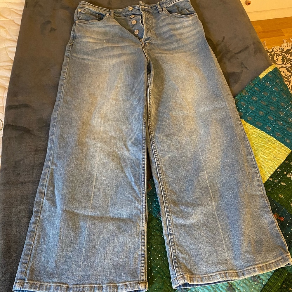 Free People wide leg cropped jeans. Size 30